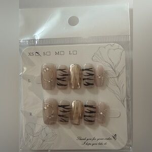 🚨 Press On Nail Set With Application Kit